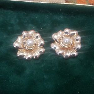 AMA floral, faux pearl clip on earrings